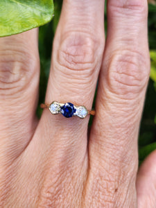 A9092: Vintage: 18ct Gold Cornflower Blue Sapphire Diamonds Ring- "3 stone straight"- lovely quality-