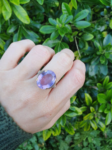 5955: Vintage: 9ct Gold Large Lilac Amethyst Cocktail Ring- lovely cut & colours