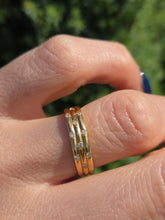 Cargar imagen en el visor de la galería, 2292: Vintage: 18ct Gold 30 Natural Diamonds Studded Band- Elegant lines, super sparkle
