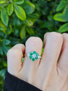 0681: Vintage: 18ct Gold Emeralds Diamonds Flower Head Ring - Date- Mark 1976