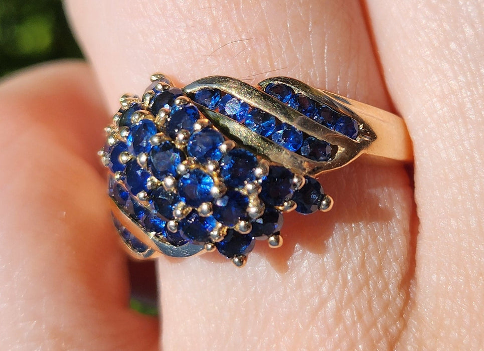 1746: Vintage: 9ct Gold 39 Blue Sapphires Statement Cocktail Ring- total eye catcher