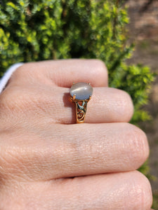 1565: Vintage: 9ct Gold Openwork Cabochon Moonstone Solitaire Ring