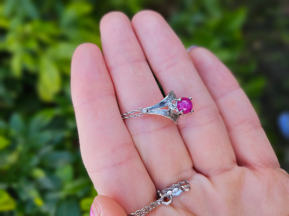 0688: Vintage: 14ct White Gold necklace (46cm) Star Ruby Diamond Pendant- splendid