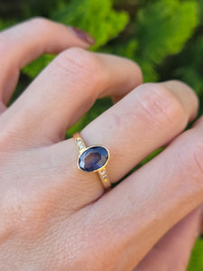 2308: Vintage:, 18ct Gol Cornflower Blue Sapphire Diamonds Ring- Lovely cut & colour