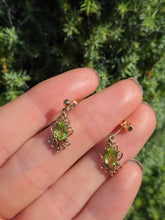 Cargar imagen en el visor de la galería, 0921: Vintage: 9ct Gold Oval Faceted Cut Peridot Drop/Dangle Stud Earrings
