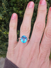 Cargar imagen en el visor de la galería, 6025: Vintage: 9ct White Gold Large Swiss Blue Topaz Cocktail Ring- crisp, clean, eye candy
