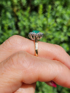 6100: Vintage: 18ct Gold Emerald Diamonds Daisy Ring- Petite. Elegant, Sparkling