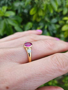 0794:Vintage: 18ct Gold Ruby (0.79ct) Twin Diamonds (0.32ct) Ring- classic beauty, good weight