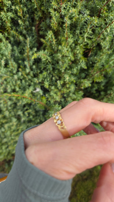 6415 Vintage: 18ct Gold Lattice Work 7 Natural Diamonds   Dress Ring