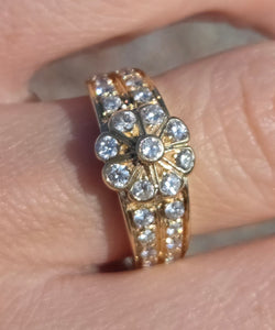 1872: Vintage: 18ct Gold 25 Diamonds Cluster Ring - sparkling symmetry