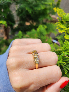 1537: Vintage: 9ct Gold 21 Champagne Diamonds Flowerhead Trilogy Ring- a natural, sparkling beauty