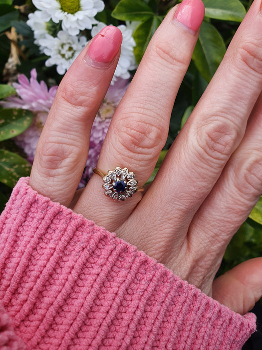 6052 Vintage & Old: 18ct Gold Blue Sapphire 12 Diamonds Flower Head Ring