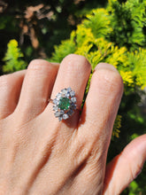 Cargar imagen en el visor de la galería, 6075-Vintage: 18ct White Gold Emerald Diamonds Statement Cluster Ring- superb
