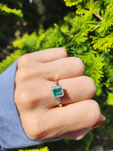 1723: Vintage: 18ct Gold Emerald 32 Diamonds Dress Ring- elegant eye candy