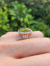 Load image into Gallery viewer, 0023: Vintage: 18ct Gold Voluptuous Peridot Brilliant Cut Diamonds Cluster Ring
