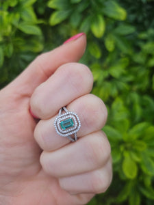 0137: 18ct White Gold Emerald Diamonds Art Deco  Style Ring- truly exquisite