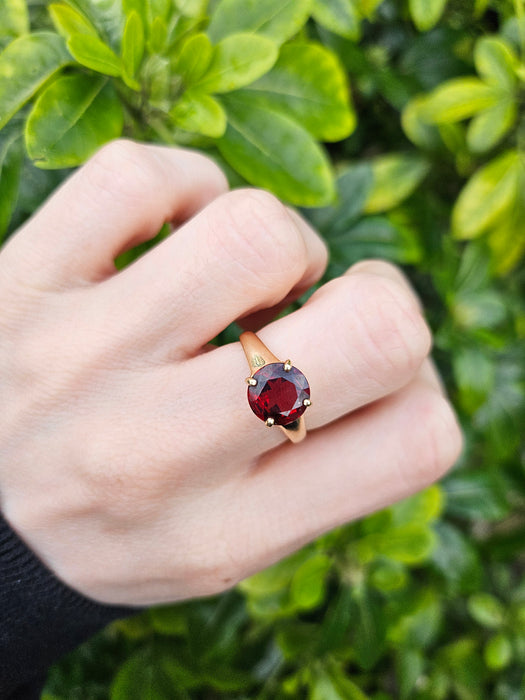 1293: Vintage: 9ct Gold Round Cut Almandine Garnet Solitaire Ring-