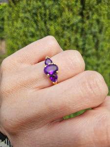 1205: Vintage: 18ct Gold Purple Amethysts Trilogy Ring- Lush