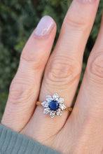 Cargar imagen en el visor de la galería, 2375 18ct Gold Cornflower Blue Sapphire Diamonds Flower Head Ring
