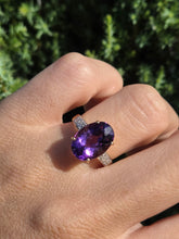 Cargar imagen en el visor de la galería, 2170: Vintage: 9ct Gold Oval Purple Amethyst 16 natural Diamonds Cocktail Ring

