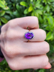 0295: Vintage: 18ct Gold Vibrant Lilac Amethyst 16 Diamonds Dress Ring- classic combination