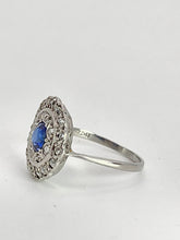 Cargar imagen en el visor de la galería, 9079:Vintage: 18ct White Gold Cornflower Blue Sapphire 23 Diamonds Art Deco Style Target Ring
