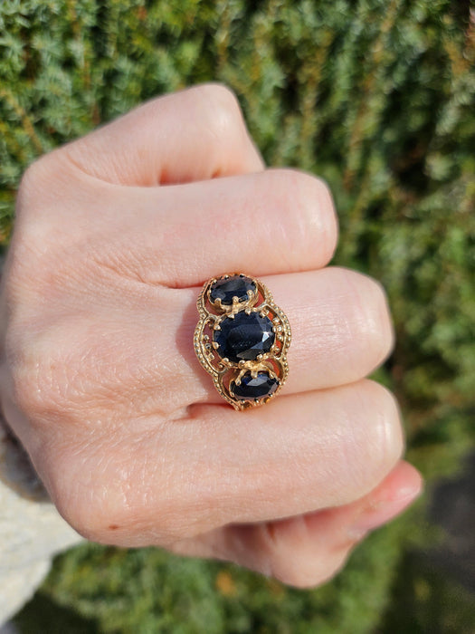 1171: Vintage: 9ct Gold Australian Blue Sapphires Trilogy Ring - Size U1/2, lovely stones.