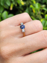 Cargar imagen en el visor de la galería, 1854: Vintage: 18ct Gold Platinum Cornflower Blue Sapphire Diamonds (0.34ct) 3-Stone Straight Ring
