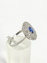 Cargar imagen en el visor de la galería, 9079:Vintage: 18ct White Gold Cornflower Blue Sapphire 23 Diamonds Art Deco Style Target Ring
