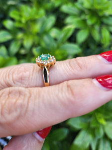 A8018: Vintage; 18ct Gold Round Cut Emerald 10 Diamonds Daisy Ring- petite, refined, sophisticated