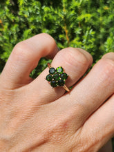 Cargar imagen en el visor de la galería, 1580: Vintage; 9ct Gold Green Diopsides Flowerhead Ring- Captivating cluster
