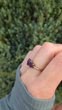Cargar imagen en el visor de la galería, 2127 Vintage 9ct Gold Oval faceted Cut Purple Amethysts Trilogy Rinng
