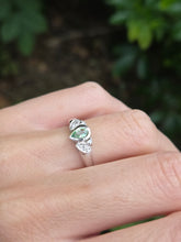 Cargar imagen en el visor de la galería, 2001: Vintage: 9ct White Gold Peridot Diamonds Trefoil Ring- Fresh, sparkly, eye candy
