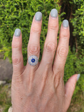 Cargar imagen en el visor de la galería, 9079:Vintage: 18ct White Gold Cornflower Blue Sapphire 23 Diamonds Art Deco Style Target Ring
