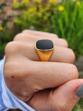 Load image into Gallery viewer, 1656: Vintage: 18ct Gold Black Onyx Signet Ring- unisex appeal, nice weight
