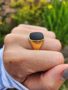 1656: Vintage: 18ct Gold Black Onyx Signet Ring- unisex appeal, nice weight
