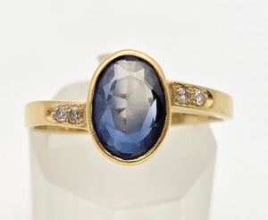 2308: Vintage:, 18ct Gol Cornflower Blue Sapphire Diamonds Ring- Lovely cut & colour