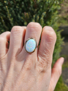 1175: Vintage: 9ct Gold Large Cabochon White Opal Solitaire Ring- lovely colours