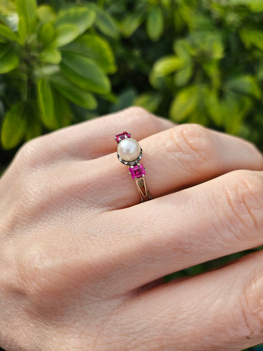 0810: Vintage: 18ct White Gold Cultured Pearl Rubies 3_Stone Ring- eclectic design
