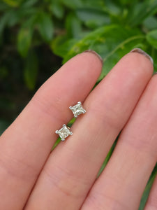 1427: Vintage: 9ct Gold Princess Cut (0.5ct) Diamonds Stud Earrings- Superb