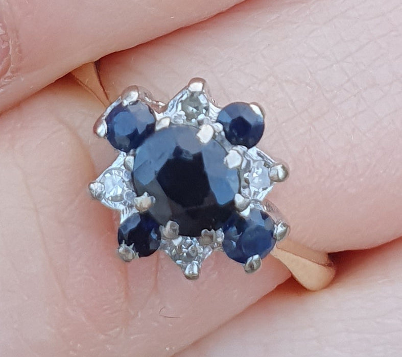 6032 Vintage: 18ct Yellow Gold Blue Sapphire & Diamond Geometric Cluster Ring