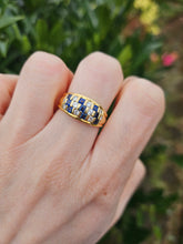 Cargar imagen en el visor de la galería, 1191: Vintage: 18ct Gold Cornflower Blue Sapphires Diamonds Geometric Set Ring
