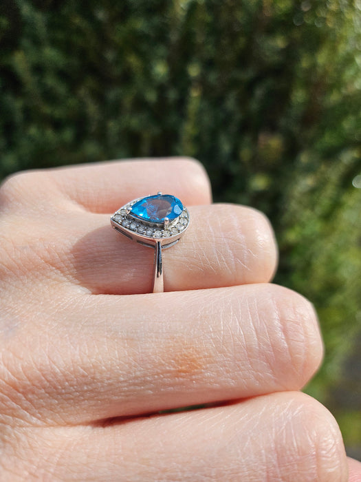 6023:Vintage: 9ct White Gold Pear Cut Vivid Blue Topaz 20 Diamonds Cocktail Ring-superb