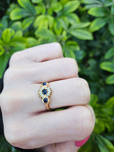 0566: Antique: 18ct Gold Art Deco Cornflower Blue Sapphires Diamonds Ring- remarkable