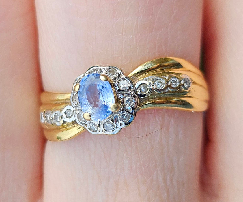 6492 Vintage: 18ct Gold Ceylon Blue Sapphire 18 Diamonds Dress Ring