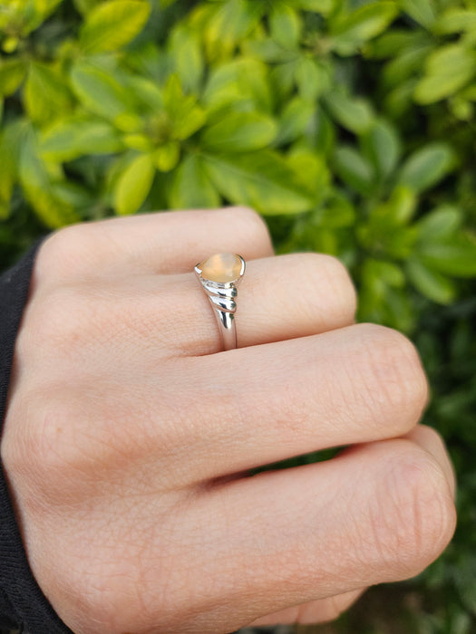 1049: Vintage: 9ct White Gold Cabochon Cut Opal Solitaire Ring