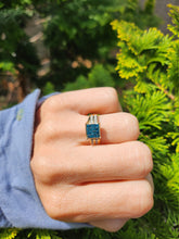 Load image into Gallery viewer, 1604: Vintage: 9ct Gold Blue &amp; White Diamonds Ring
