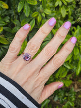 Cargar imagen en el visor de la galería, 0946: Vintage: 9ct Gold 13 Purple Amethysts Flower Head Ring- lovely cut and colours
