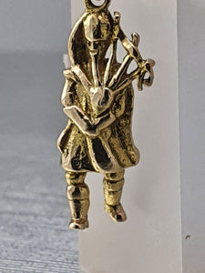 Vintage (1965) Heavy (3.3g) 9ct Gold Kilted Bagpipe Player Pendant/Charm