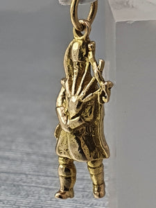 Vintage (1965) Heavy (3.3g) 9ct Gold Kilted Bagpipe Player Pendant/Charm